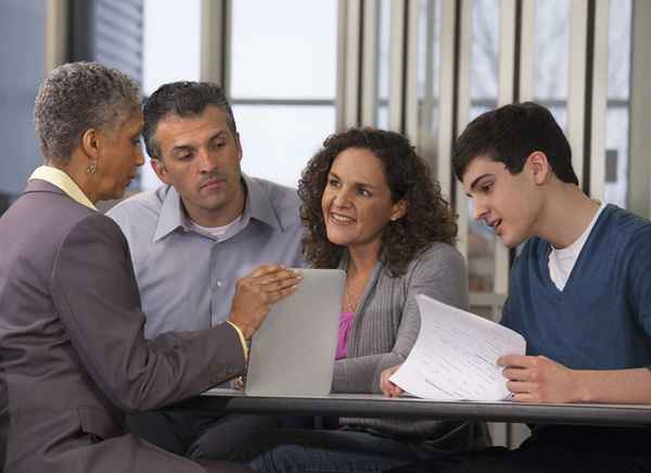 ADMISSions Counselor Carta de apresentação e exemplos de currículo