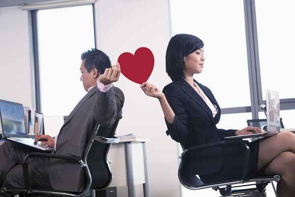 Wie (und wie nicht) mit einer Büro -Romanze umgehen
