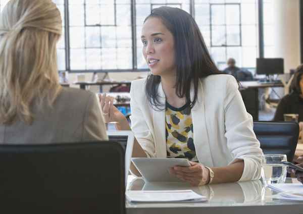 In che modo i datori di lavoro sanno se mettere in atto furlough o licenziamenti?