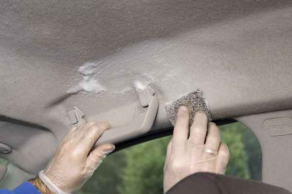 Cómo limpiar un titular de un auto