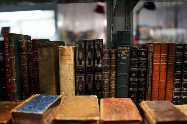 Como identificar as primeiras edições e cuidar de livros antigos