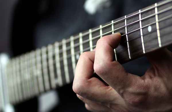 Come suonare un pull-off sulla chitarra