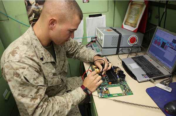 Técnico de mantenimiento de la electrónica del Cuerpo Marino - MOS2862