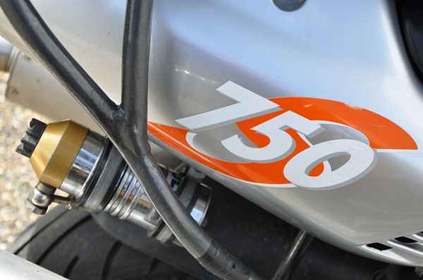 Malen und Versiegeln von Motorrad -Kraftstofftanks