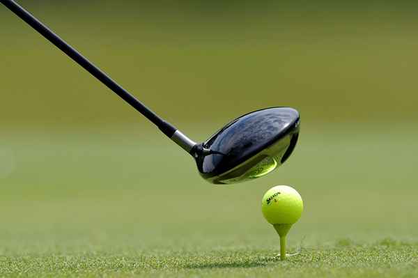 ¿Qué es el centro de gravedad en los clubes de golf y cómo afecta los tiros??