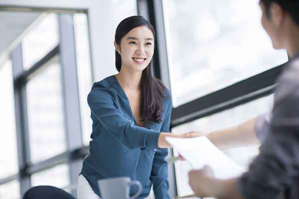 Qui devrait examiner et signer une lettre d'offre à un candidat d'emploi?