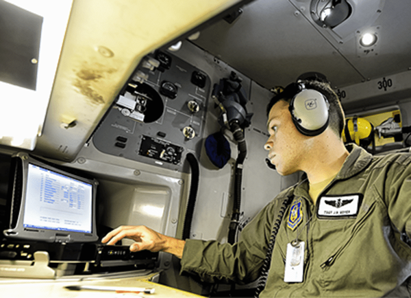 1A1x1 Ingeniero de vuelo de la Fuerza Aérea Alistó trabajos