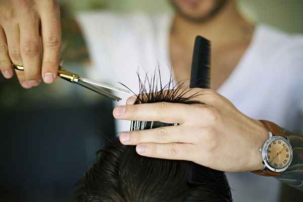 8 Möglichkeiten, kostenlose und billige Haarschnitte zu bekommen