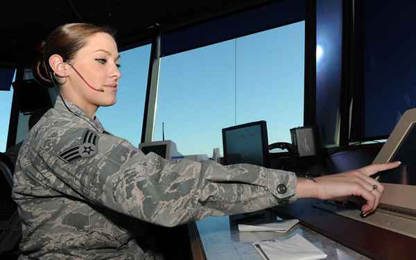 Controlador de tráfico aéreo de la Fuerza Aérea - AFSC 1C1X1