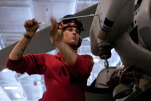 Personnel de maintenance des systèmes d'avion