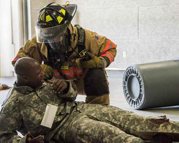 Lavoro dei vigili del fuoco dell'esercito - MOS 12m