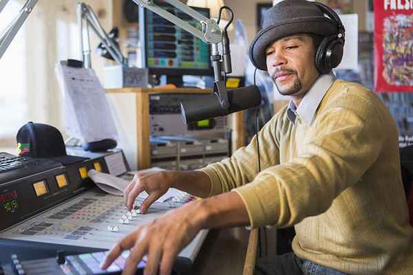 Komercyjne vs. Radio niekomercyjne