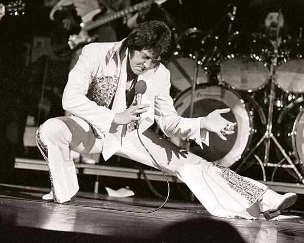 As possíveis identidades de Elvis Presley após 1977