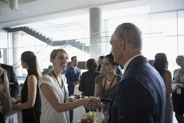 Executive und CEO -Mittagessen mit Mitarbeitern helfen, Brücken aufzubauen