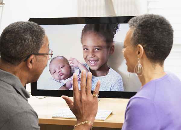 Cómo los abuelos de larga distancia pueden permanecer cerca