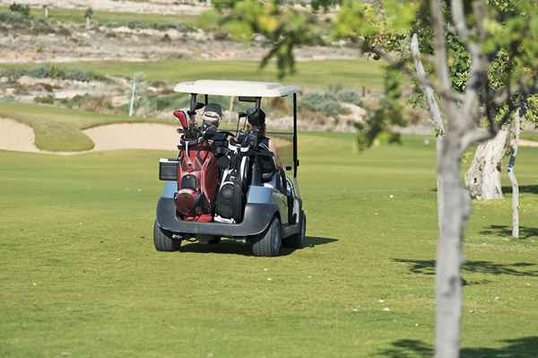 Jak przymocować torbę golfową do wózka golfowego