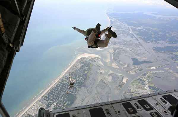 Comment devenir un gréeur de parachute marin