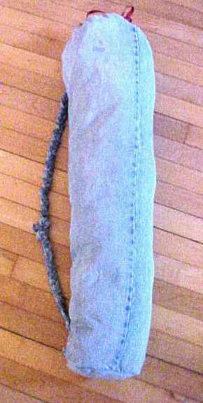 Wie man eine Yogamatten -Tasche aus einer alten Jeans macht