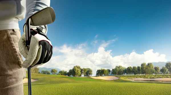 Cómo jugar un torneo de banderas en el golf