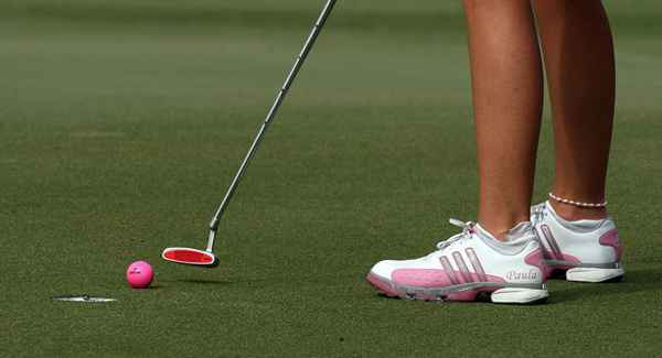 Wie man ein rosa Lady -Turnier im Golf spielt