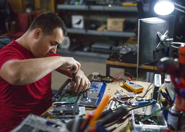 Cómo desechar una computadora de escritorio para metales