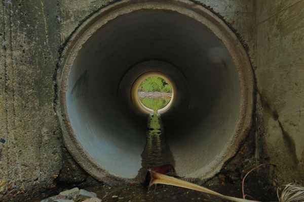 Instalación de una línea de alcantarillado residencial