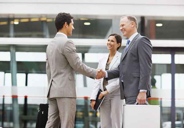 Etiqueta de introducción para hombres y mujeres de negocios