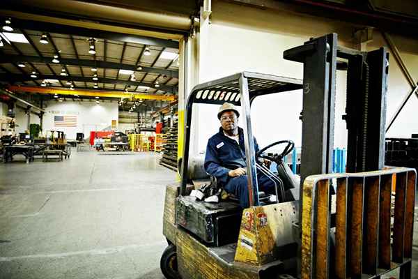 Mantendo o centro de gravidade de uma empilhadeira dentro do triângulo de estabilidade