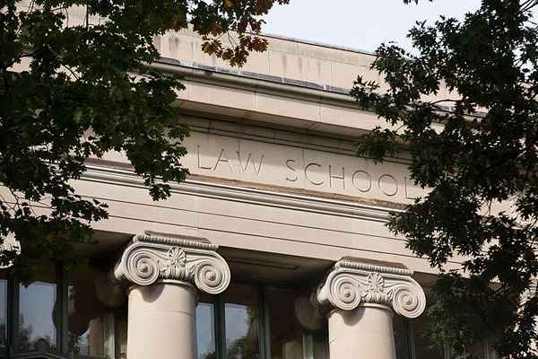 Admissions de la faculté de droit Tips-stand en dehors des autres candidats