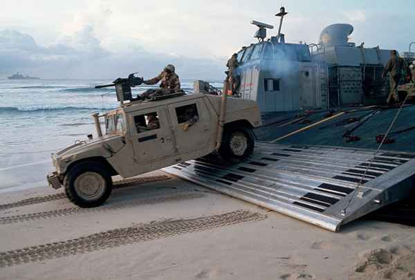 Trabajo del Cuerpo de Marines de la mecánica de automóviles