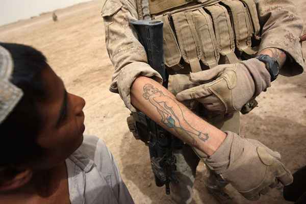 Tatuaggio del Corpo dei Marines e politica del body art