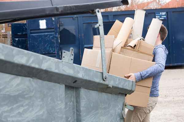 Viejo reciclaje de cartón corrugado