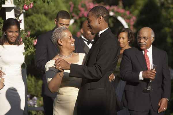 A música de dança da recepção de casamento mãe-filho