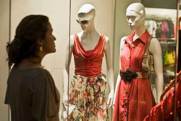 As 4 principais marcas de roupas femininas para vender no eBay