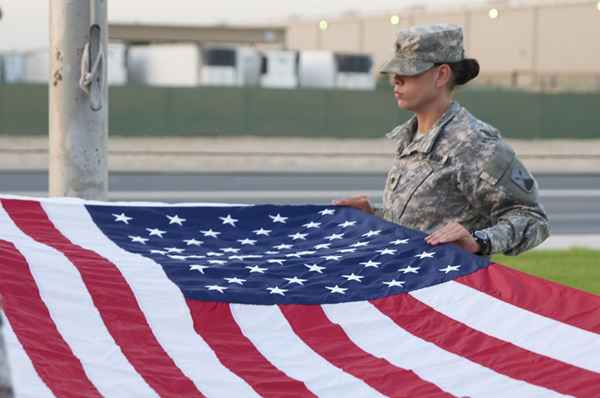 United States Flagge erhöhen Verfahren in Reveille