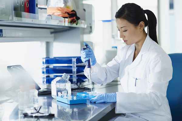 Welchen Abschluss benötigen Sie für eine forensische Karriere als naturwissenschaftliche Karriere??