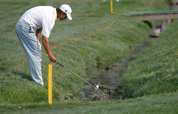 Was bedeuten gelbe Pfähle oder gelbe Linien auf einem Golfplatz?