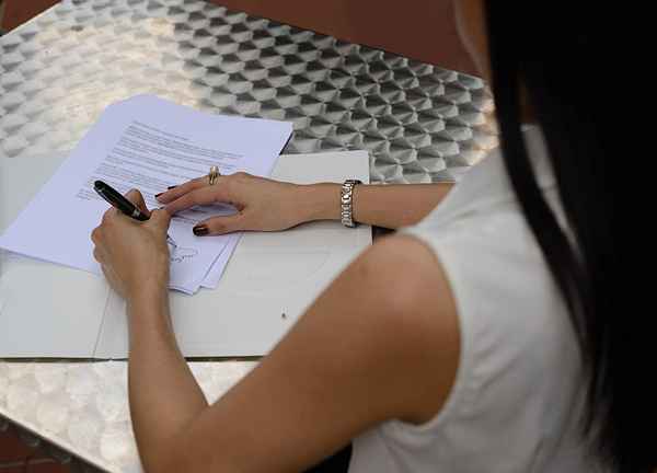 Que savoir d'un contrat télévisé avant de signer