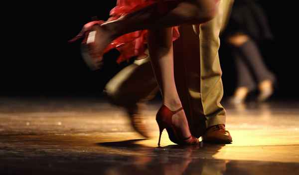 10 positions de danse de salle de bal de base