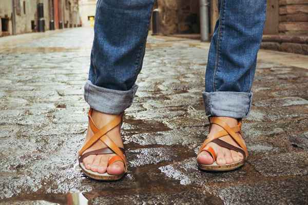 5 sandalias para usar con jeans para mujeres