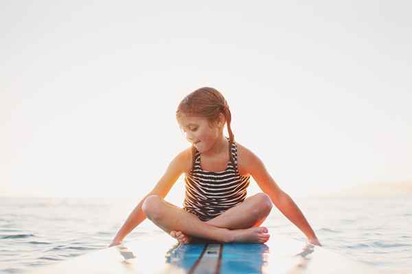 En guide til paddleboarding trygt med et barn på brettet