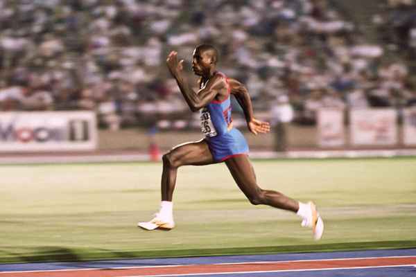 Leichtathletik -Anfänger lernen den Weitsprung