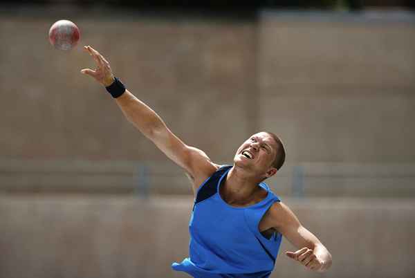 La atletica del principiante che impara il tiro messo