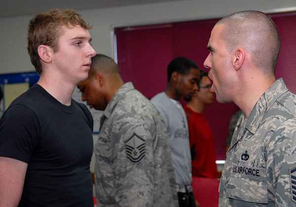 Discipline et punition pendant la formation de base de l'Air Force