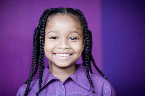 Modi semplici per allungare i capelli ricci dei bambini senza sostanze chimiche