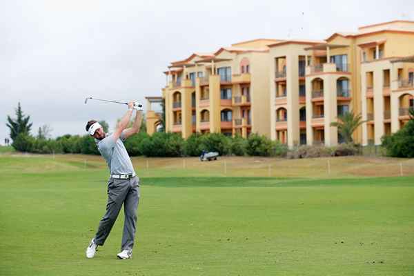 Erklären Sie die beiden Bedeutungen von Ball Schlagen im Golf