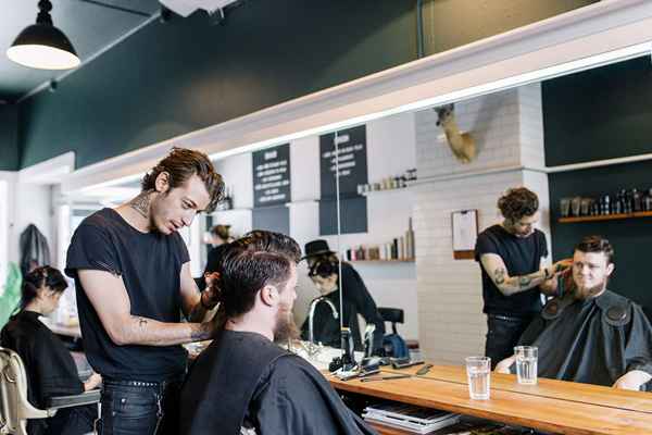 Être embauché pour un travail coiffeur