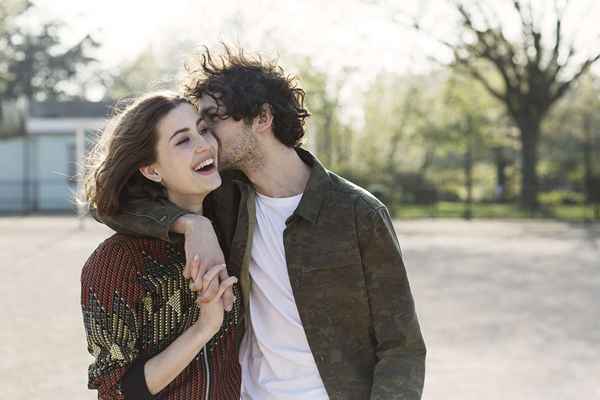 Escondendo notas de amor em volta do lar para fortalecer seu relacionamento