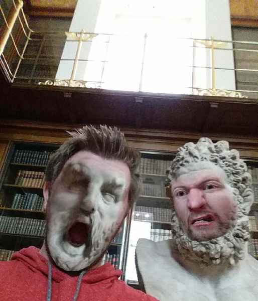 Esilarante face del museo swap che sono vere opere d'arte