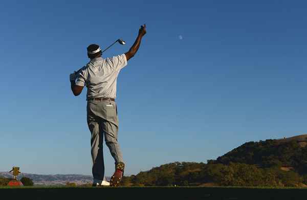 Golpear tiros de golf directamente del objetivo pero en línea recta